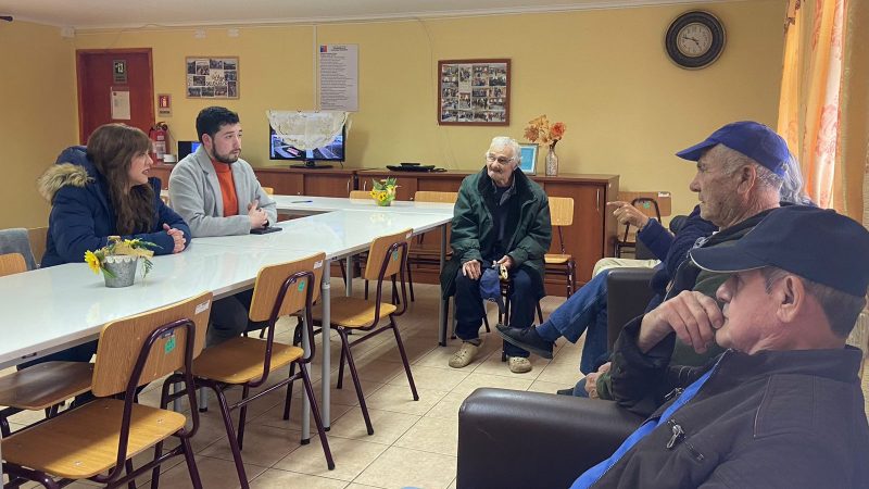 Residentes adultos mayores de viviendas tuteladas de Puerto Natales recibieron dispositivos de teleasistencia