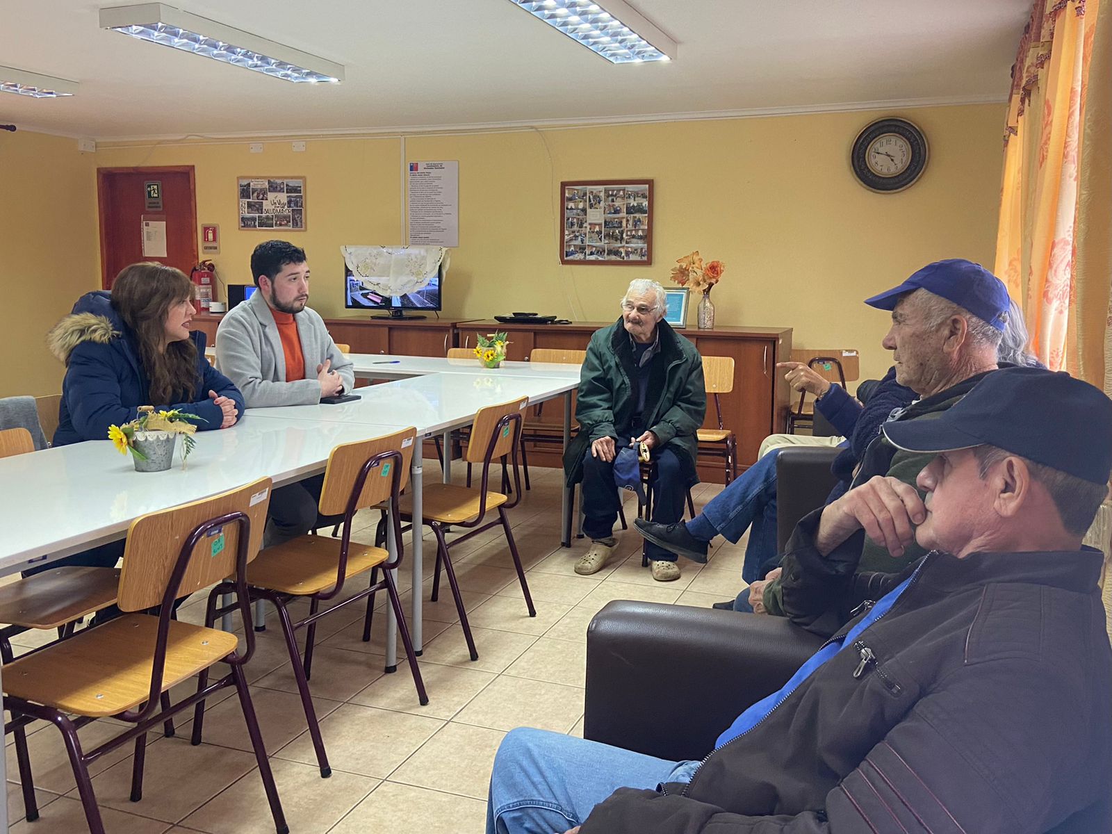 Residentes adultos mayores de viviendas tuteladas de Puerto Natales recibieron dispositivos de teleasistencia