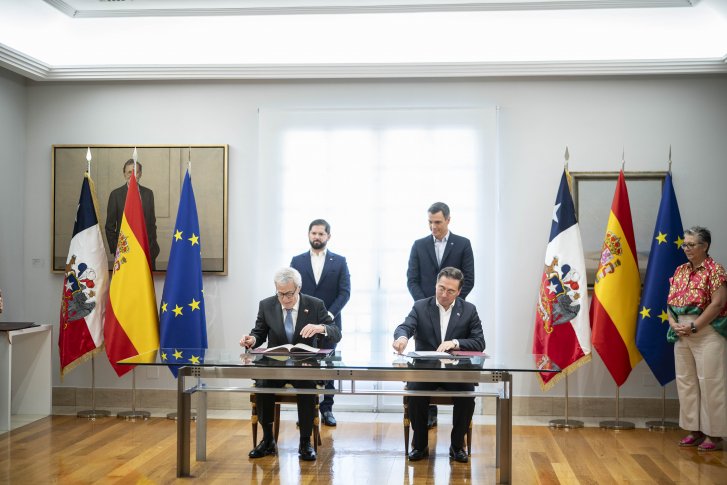 Canciller Alberto van Klaveren acompaña al Presidente Gabriel Boric en visita a España y firma acuerdos para fortalecer lazos entre ambos países