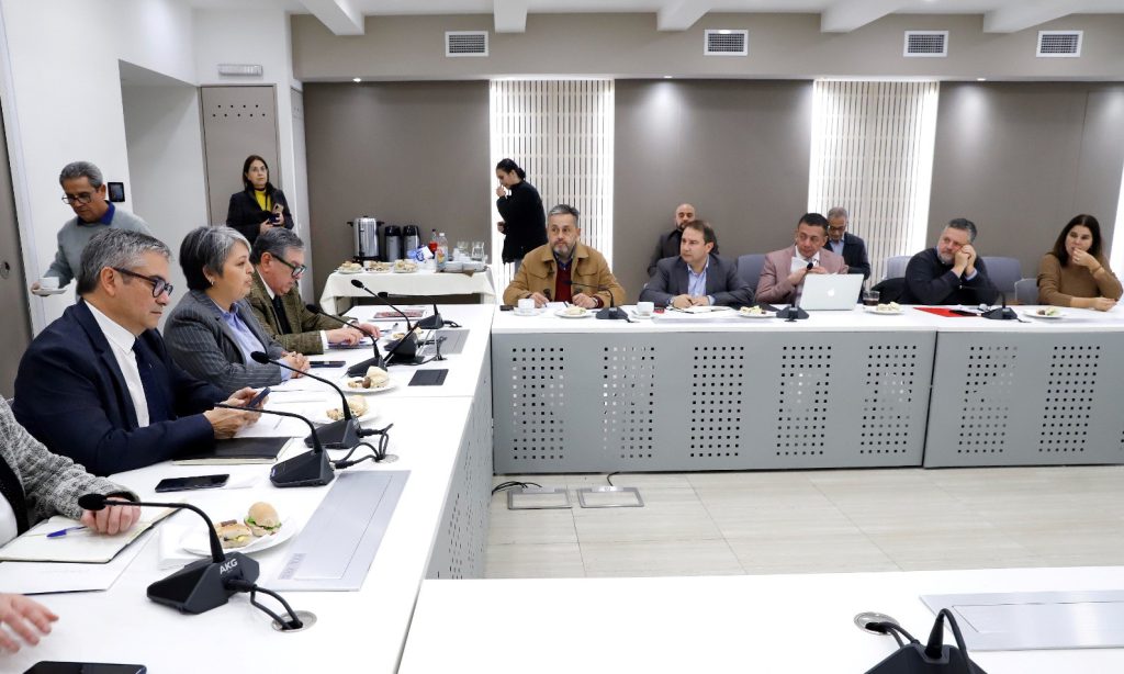 Ministra del Trabajo Jeannette Jara encabeza reunión con parlamentarios de oposición por reforma a las pensiones