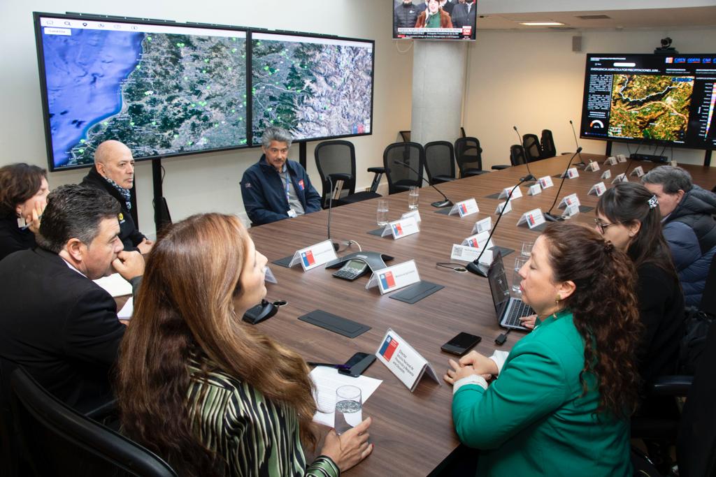 Ministro de Agricultura Esteban Valenzuela informó estimación preliminar de 100 mil hectáreas agrícolas afectadas directamente por reciente sistema frontal