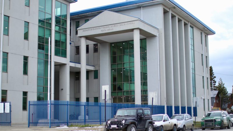 Juzgado de Garantía de Punta Arenas ordena a profesor no acercarse a alumno al que habría tratado en forma degradante 