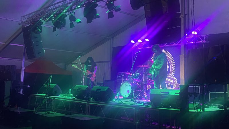 Con tributo a Nirvana, Metallica y con cierre del grupo Camino de Tierra, se desarrolló 1ra. jornada de la Fiesta de la Cerveza Negra en Punta Arenas 