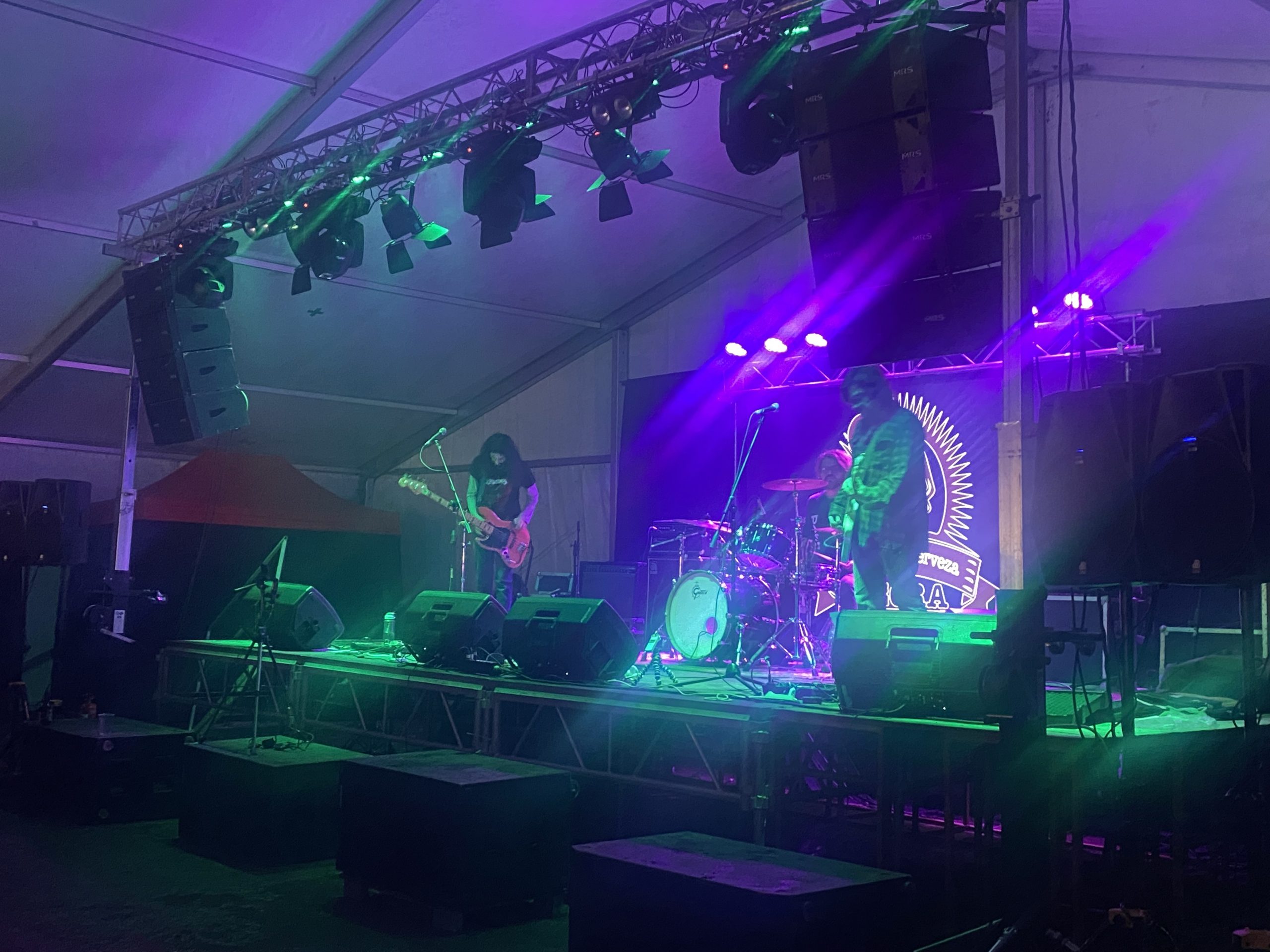 Con tributo a Nirvana, Metallica y con cierre del grupo Camino de Tierra, se desarrolló 1ra. jornada de la Fiesta de la Cerveza Negra en Punta Arenas