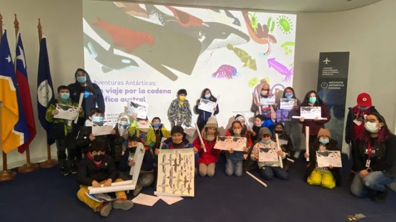 Niños y niñas aprendieron sobre la cadena trófica de Antártica en entretenido taller de invierno organizado por INACH