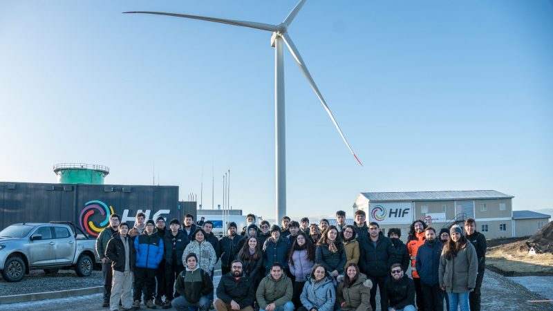 Estudiantes de Educación Superior de Magallanes concluyen programa «Emprende Negocios Renovables» con visita a la planta HIF Haru Oni