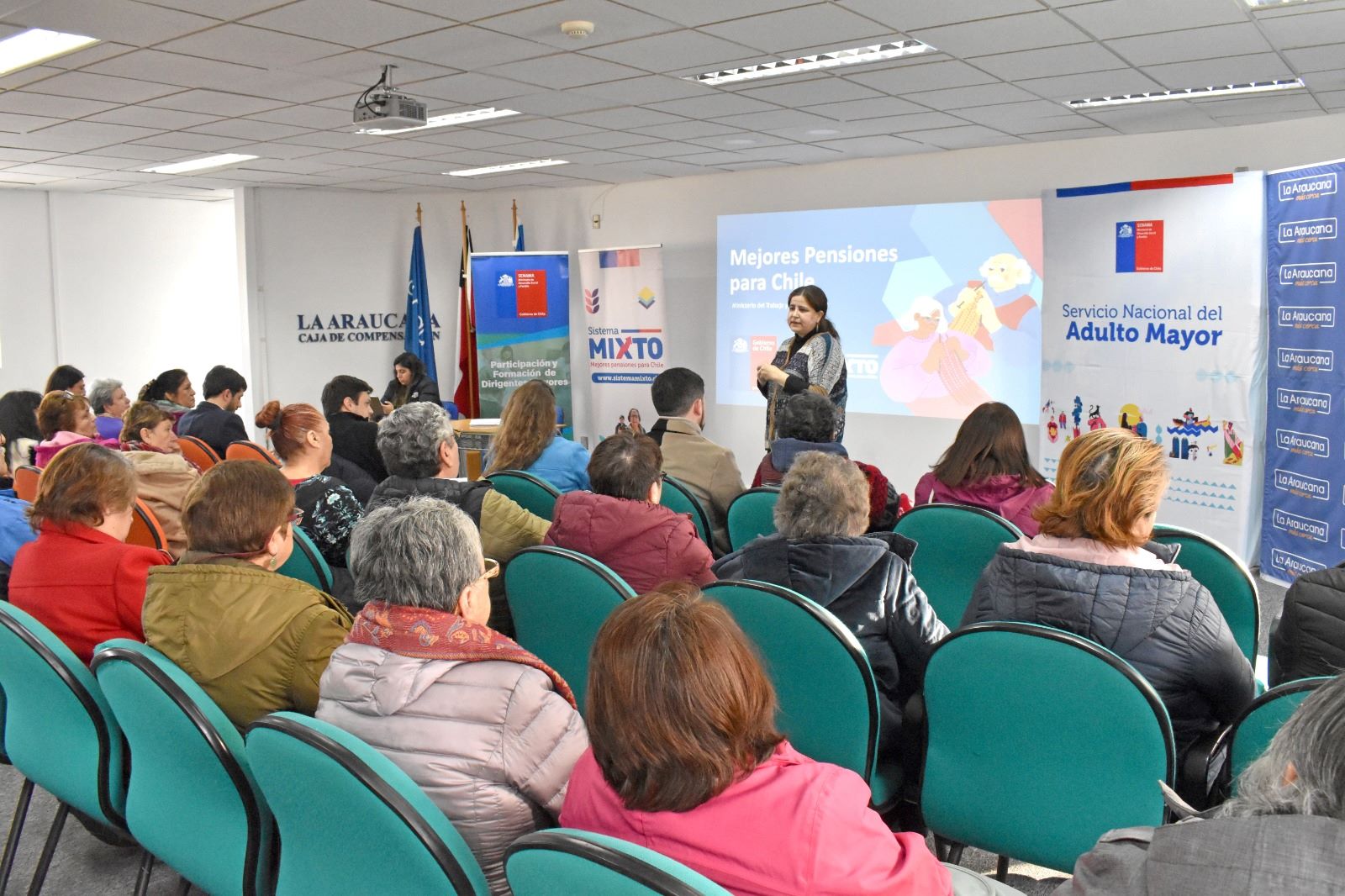 Más de 50 adultos y adultas mayores dialogaron en Magallanes sobre la reforma de pensiones