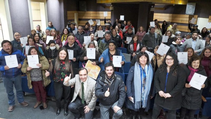 Certificado del Programa de Transferencia de recursos del Gore Magallanes recibieron 80 productores hortofrutícolas de la región