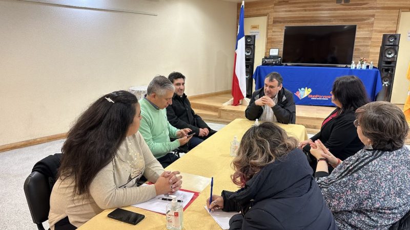 Reunión del Alcalde de Porvenir José Gabriel Parada Aguilar, con la directiva comunal y regional del Colegio de Profesores de Magallanes