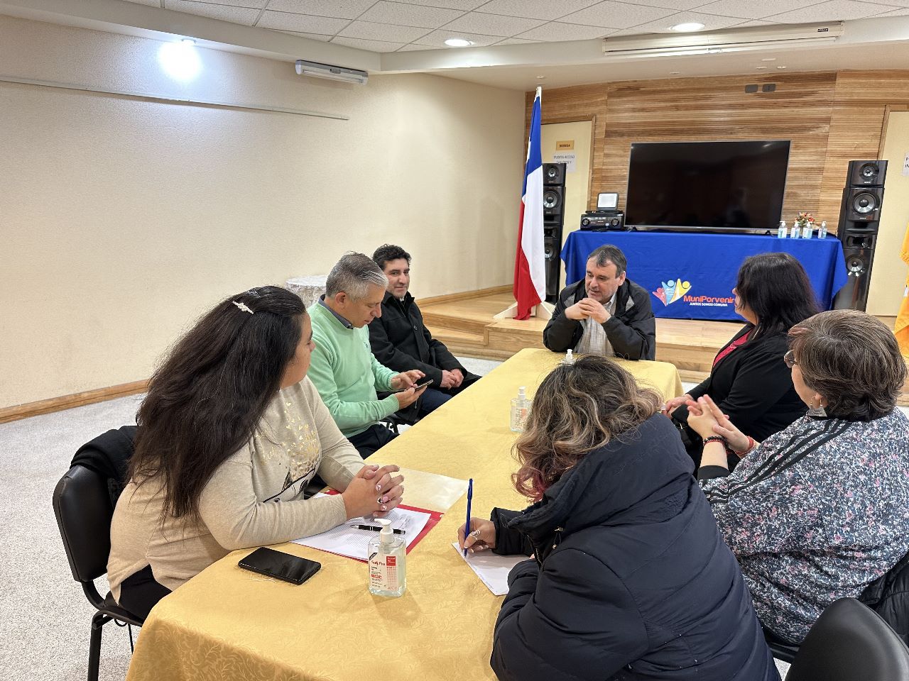 Reunión del Alcalde de Porvenir José Gabriel Parada Aguilar, con la directiva comunal y regional del Colegio de Profesores de Magallanes