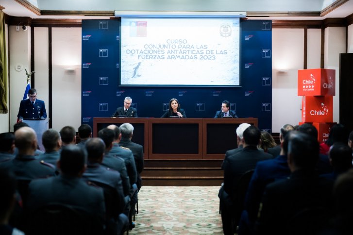 Subsecretaria Gloria de la Fuente de RREE inaugura curso para dotaciones antárticas y destaca importancia del territorio en la política exterior de Chile