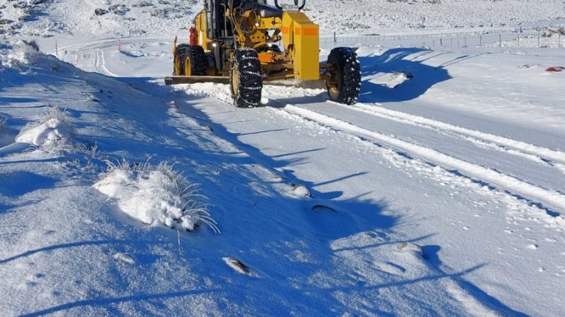 Continúan los trabajos de despeje de nieve en la ruta de Porvenir a Cordón Baquedano en Tierra del Fuego