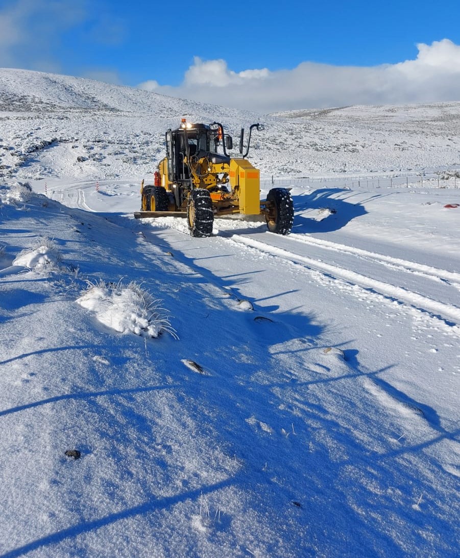 Continúan los trabajos de despeje de nieve en la ruta de Porvenir a Cordón Baquedano en Tierra del Fuego