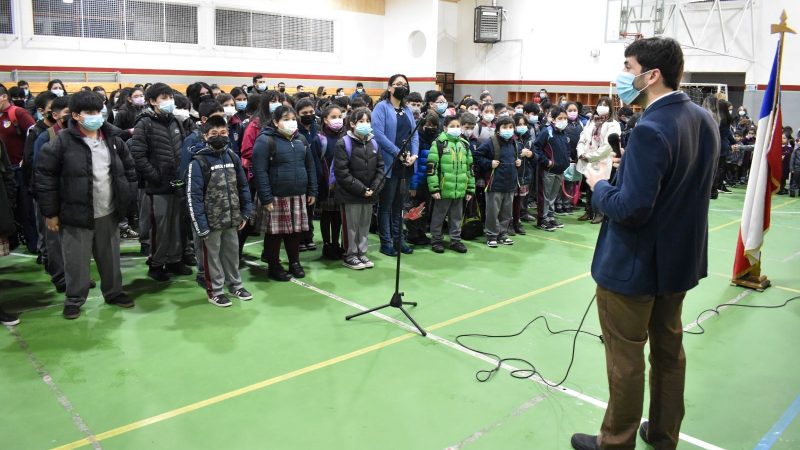 Autoridades de Gobierno de Magallanes acompañan a estudiantes en su regreso a clases del segundo semestre