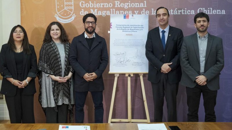 Sence y Gobierno Regional firman acuerdo de instalación del primer Consejo Regional de Capacitación para Magallanes
