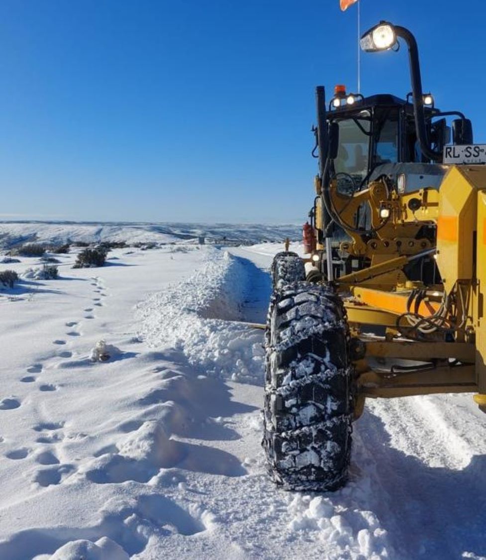 Concluyeron trabajos de despeje de nieve en ruta entre Cordón Baquedano y Porvenir en Tierra del Fuego