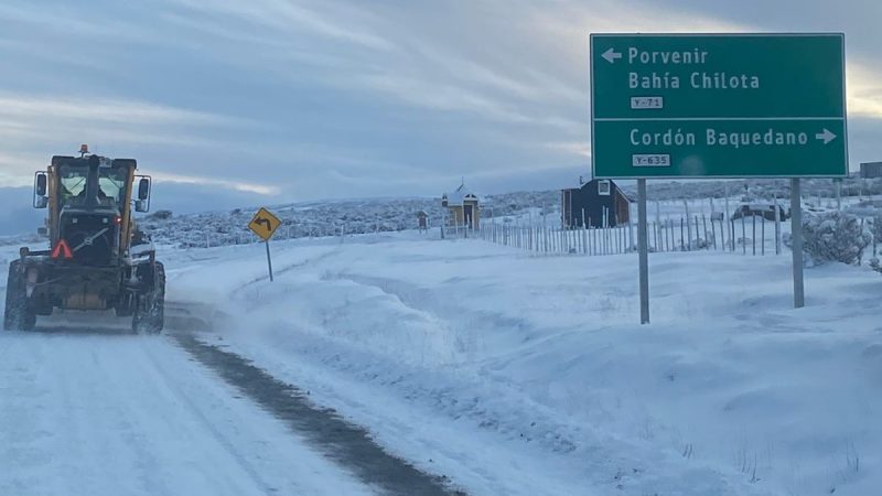 Trabajos de despeje de nieve realiza Vialidad en rutas de Tierra del Fuego