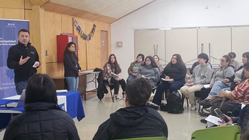 Una treintena de cuidadores participaron de taller impulsado por la Municipalidad de Punta Arenas