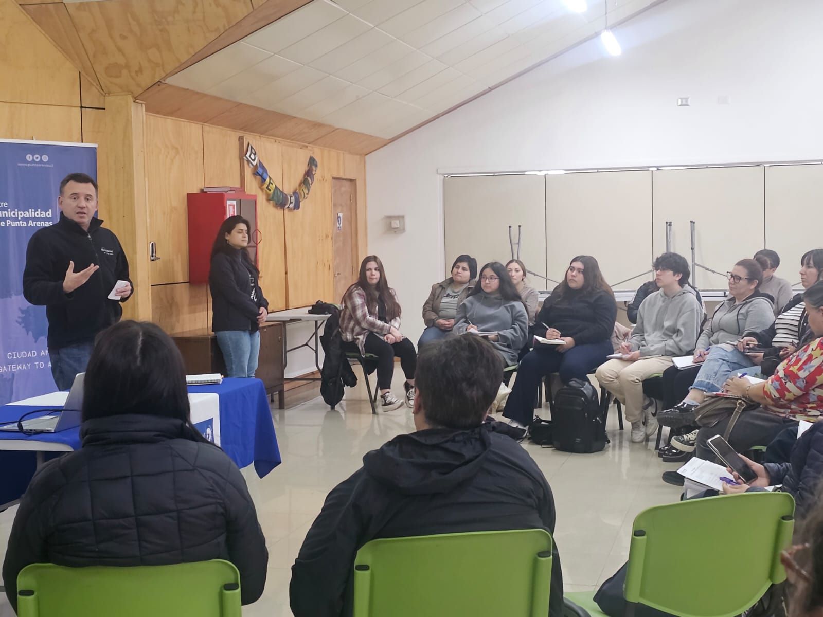 Una treintena de cuidadores participaron de taller impulsado por la Municipalidad de Punta Arenas