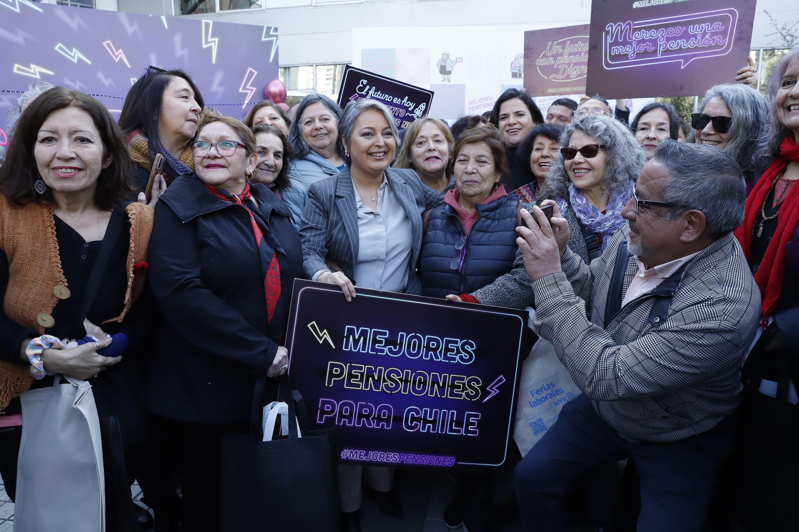 Presidente Boric, expresidenta Bachelet y ministra Jara sostienen encuentro ciudadano por “Mejores Pensiones para Chile”