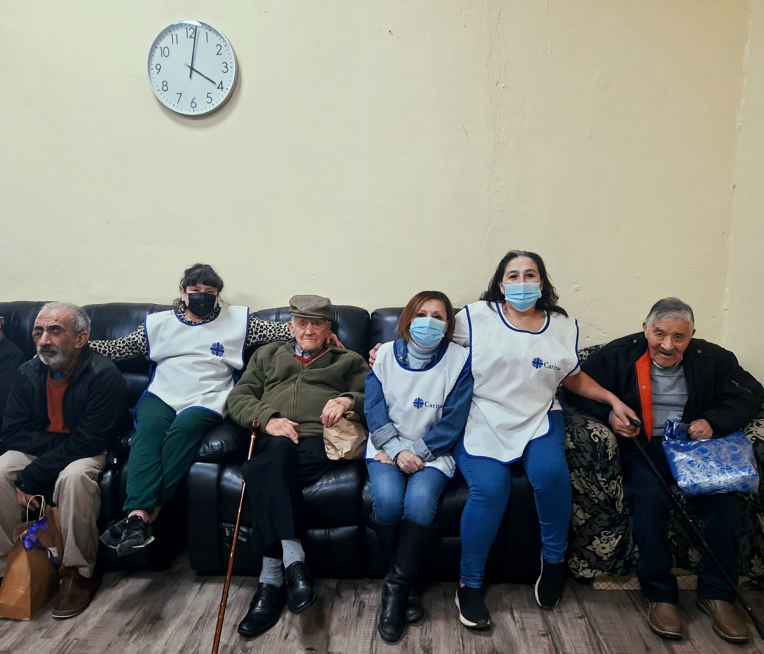 “Hermanos mayores” de la Casa del Samaritano reciben regalos en el Mes de la Solidaridad | Iniciativa organizada por la Pastoral Social de la Diócesis de Punta Arenas