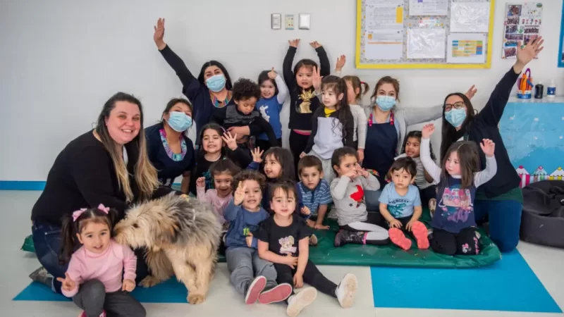 Perrita “Chichi” junto a la Municipalidad de Natales enseñan a los niños y niñas sobre la tenencia responsable de mascotas 