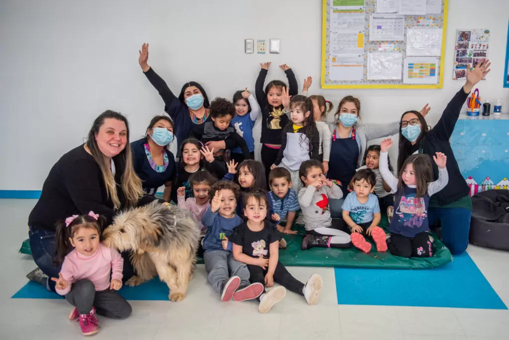 Perrita “Chichi” junto a la Municipalidad de Natales enseñan a los niños y niñas sobre la tenencia responsable de mascotas