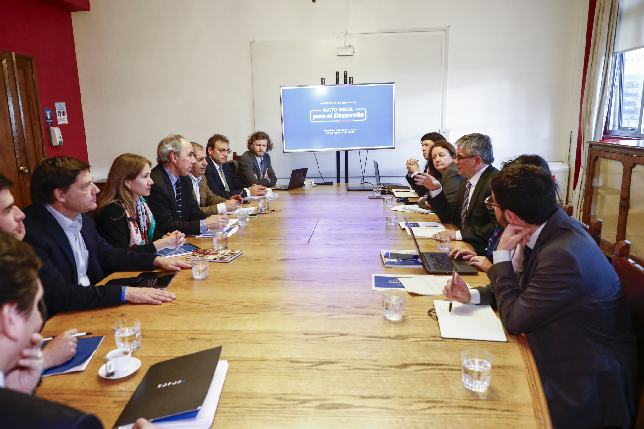 Ministro de Hacienda Mario Marcel concuerda con la CPC en iniciar el trabajo en cinco ejes prioritarios, de interés mutuo