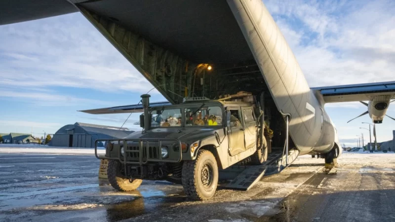 Ejército de Chile despliega vehículos Humvee a Punta Arenas en un C-130J de la USAF en el marco de «Ejercicios Estrella Austral»