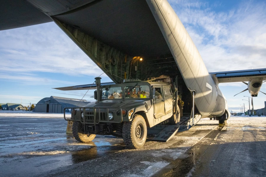 Ejército de Chile despliega vehículos Humvee a Punta Arenas en un C-130J de la USAF en el marco de «Ejercicios Estrella Austral»