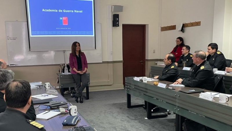 Subsecretaria Gloria de la Fuente expone los objetivos de la política exterior nacional en curso de la Academia de Guerra Naval