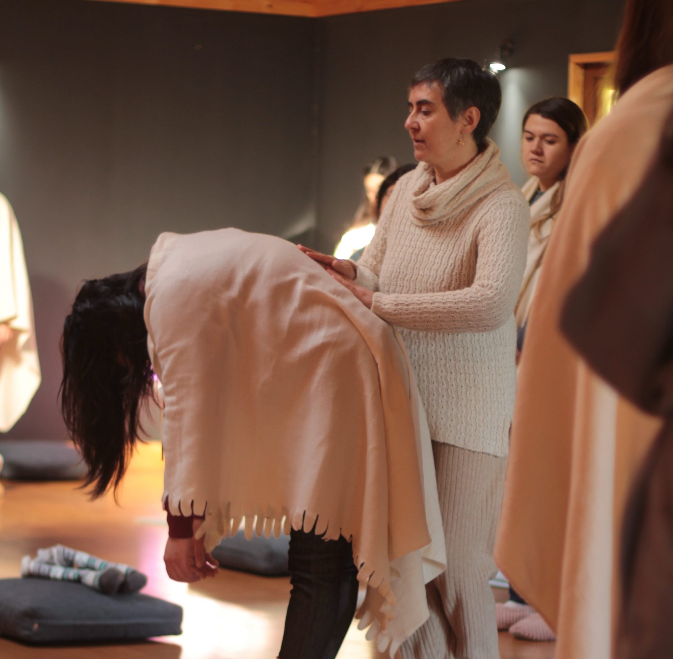 Autocuidado y cuidados para las personas que cuidan, un espacio de cuidado concebido desde la perspectiva corporal y de la psicología grupal |  Lorena Naves, terapeuta corporal, Escuela Renacer