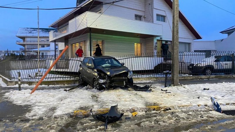 Vehículo choca contra grifo e impacta vivienda fiscal al sur de Punta Arenas