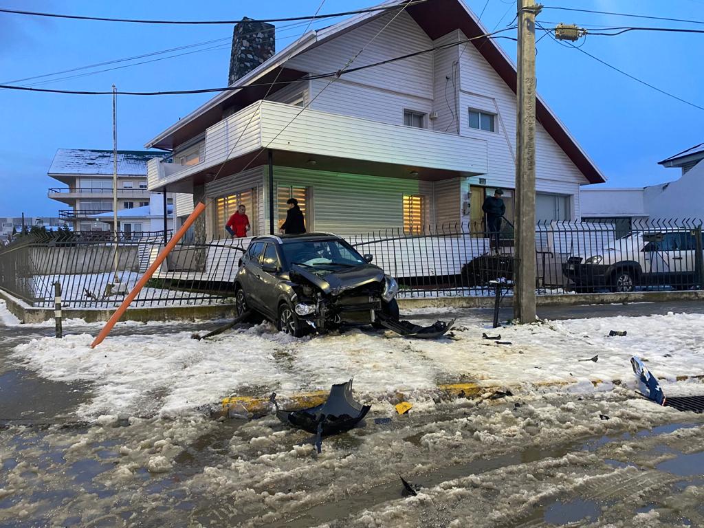 Vehículo choca contra grifo e impacta vivienda fiscal al sur de Punta Arenas