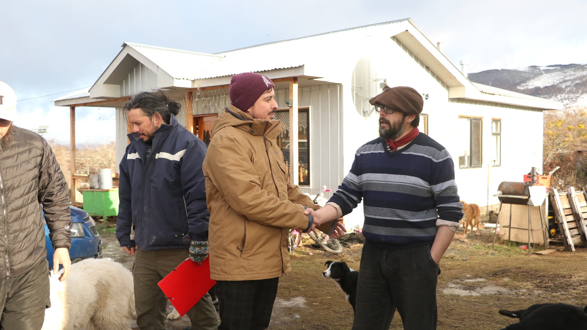 Municipalidad de Puerto Natales junto a INDAP entregaron 105 sacos de alimentos para ganado a  familias de Villa Dorotea y Huertos Familiares 