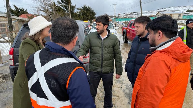 Autoridades en terreno visitaron sector de Barranco Amarillo, donde se inundaron 6 viviendas producto del mal tiempo en Punta Arenas