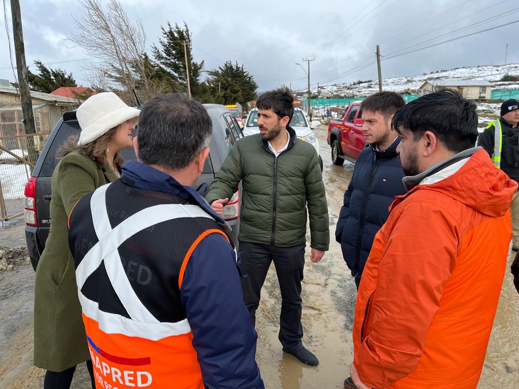 Autoridades en terreno visitaron sector de Barranco Amarillo, donde se inundaron 6 viviendas producto del mal tiempo en Punta Arenas