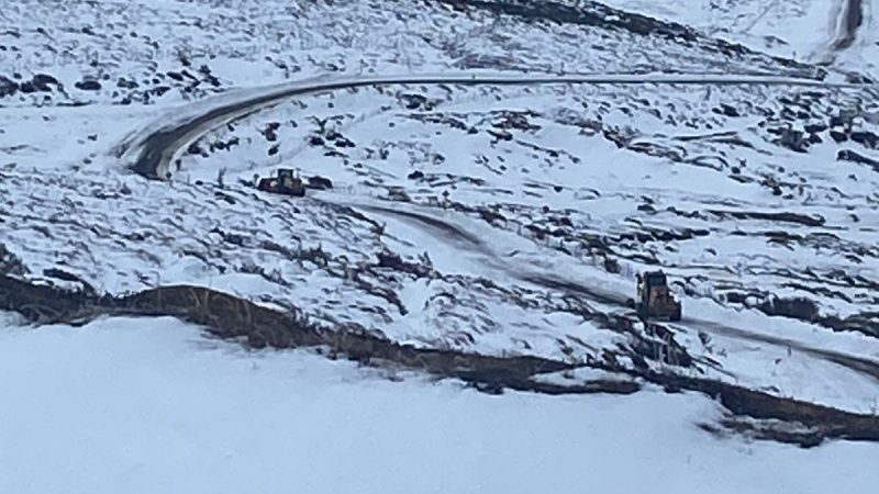 Personal y maquinaria de la Dirección de Vialidad del MOP realiza labor de despeje de nieve en Ruta Y635 de Tierra del Fuego