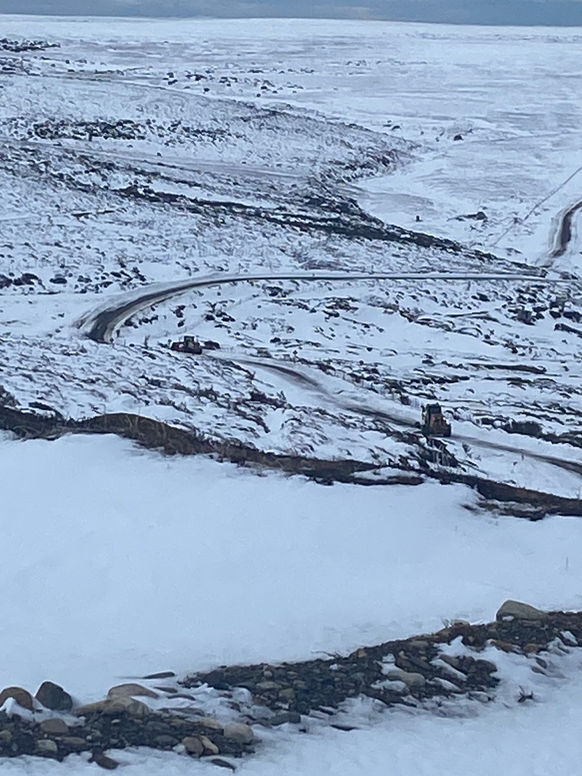 Personal y maquinaria de la Dirección de Vialidad del MOP realiza labor de despeje de nieve en Ruta Y635 de Tierra del Fuego