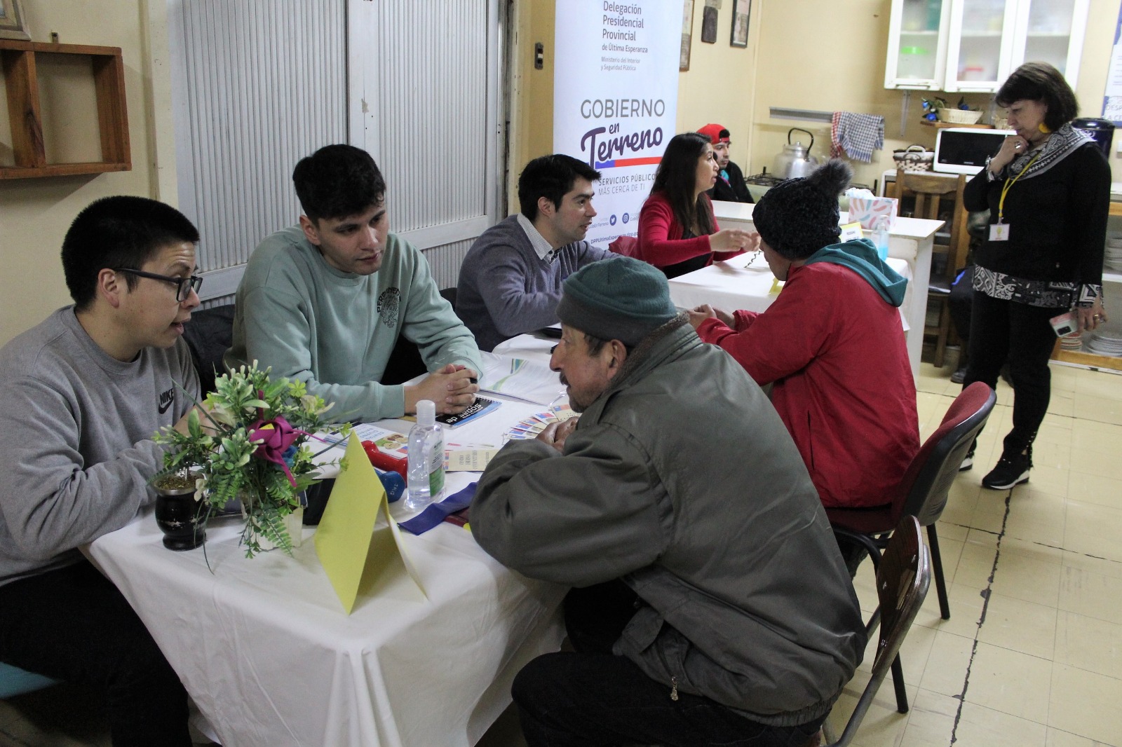 Delegación de Ultima Esperanza y servicios públicos realizan jornada de Gobierno en terreno a usuarios del Albergue Noche Digna de Natales