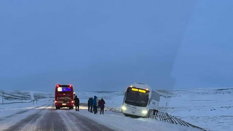 Bus de pasajeros derrapó en Ruta 9 Norte sin registrar lesionados