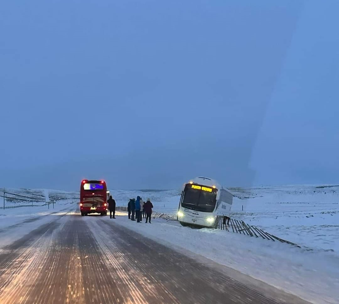 Bus de pasajeros derrapó en Ruta 9 Norte sin registrar lesionados