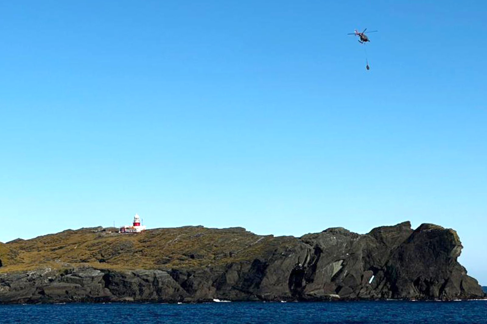 El OPV «Marinero Fuentealba» efectuó tareas de reaprovisionamiento a faros oceánicos en la zona austral
