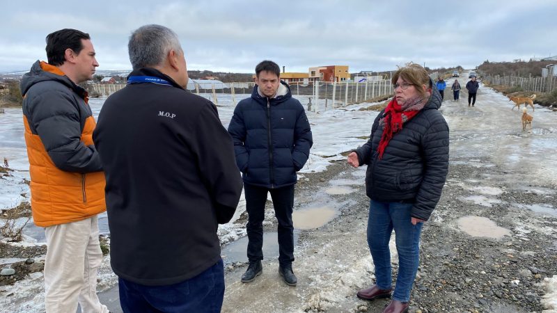 Gobierno Regional llega hasta sector Robledal al norte de Punta Arenas, para solucionar nueva problemática por nieve y lluvias