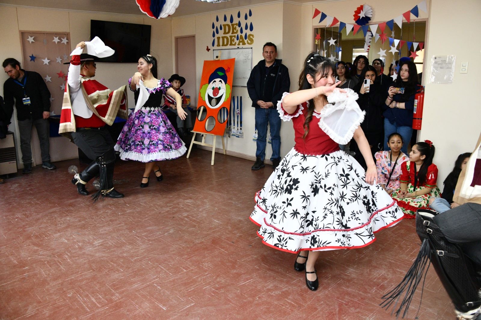 Club de niños realizó taller de juegos y comida típica de cara a Fiestas Patrias | La lúdica jornada contó con una presentación del grupo folklórico Espuelas y Coirón