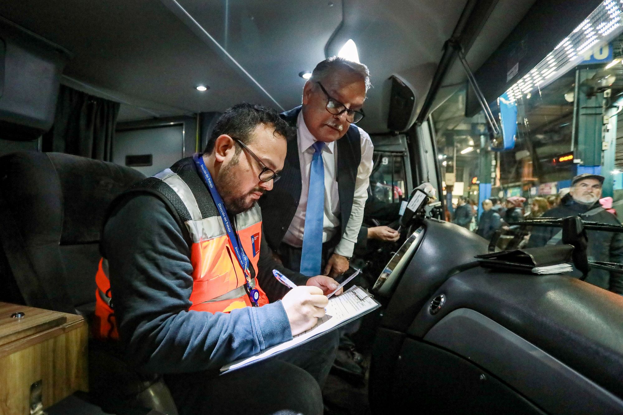 Dirección del Trabajo de cursó 54 multas y suspendió a 16 choferes de buses interurbanos en el comienzo del fin de semana largo