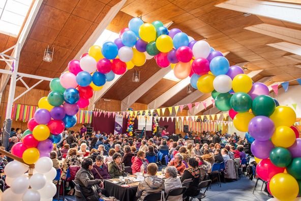 ¡Pasamos agosto! Personas mayores celebraron con Bingo bailable y música en vivo | Organizado por la UCAM en colaboración con la Municipalidad de Natales 