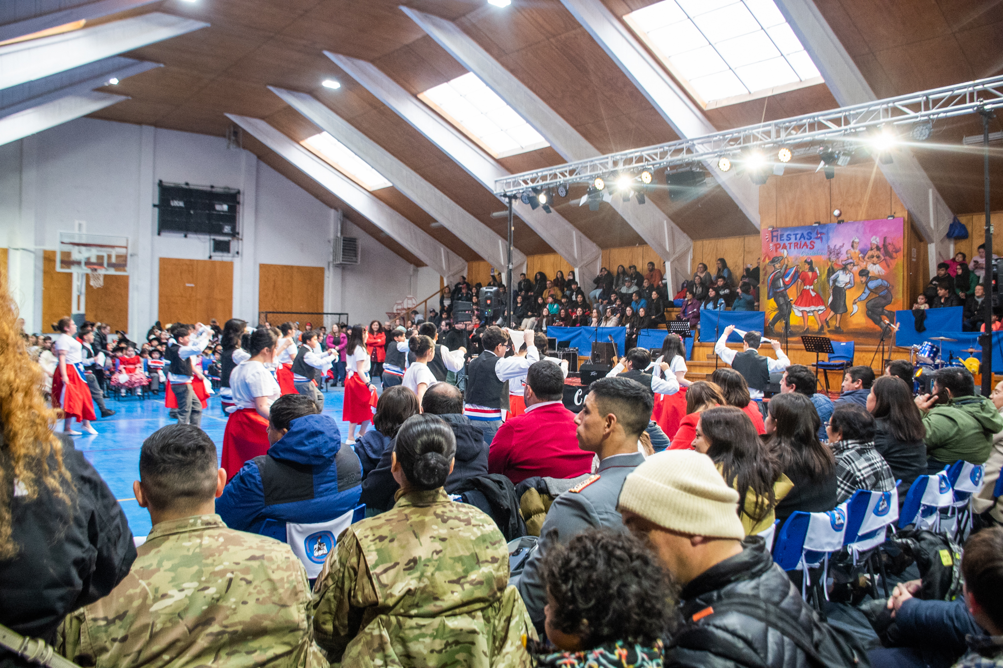 Estudiantes de Puerto Natales deleitaron al público en 1er Campeonato Escolar de Cueca