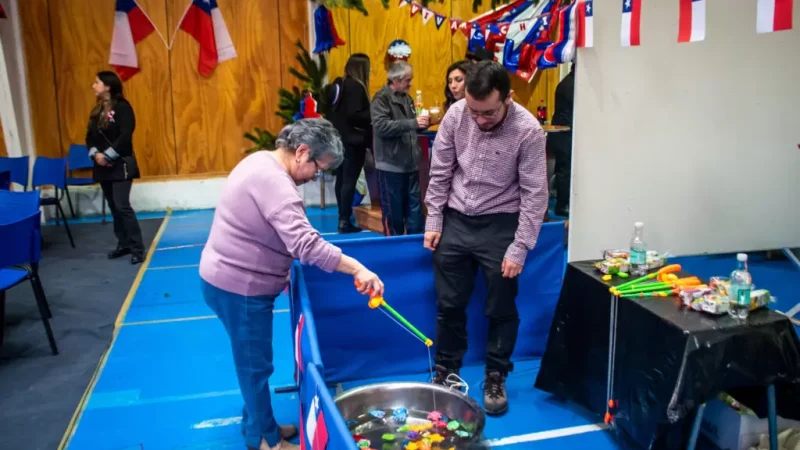 Recordando juegos populares de antaño: personas mayores de Puerto Natales disfrutaron de “Fonda de los Grandes”