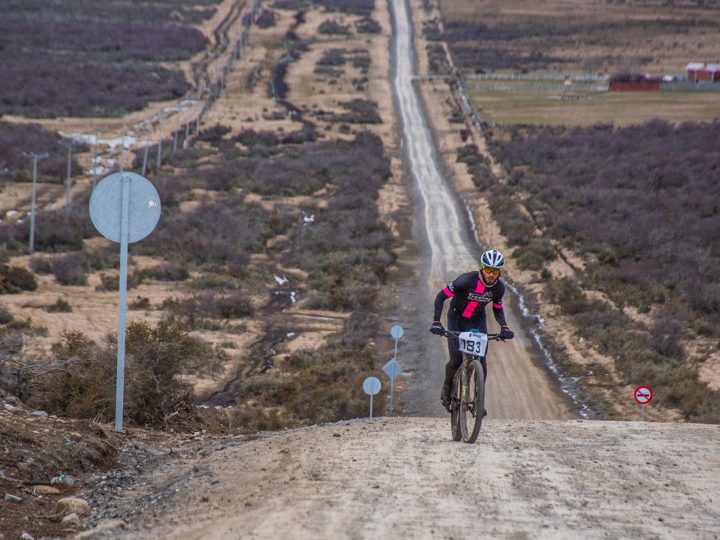 Ciclistas desafiaron viento, barro y agua en MountainBike municipal en homenaje a Cristopher Mansilla Almonacid en Puerto Natales
